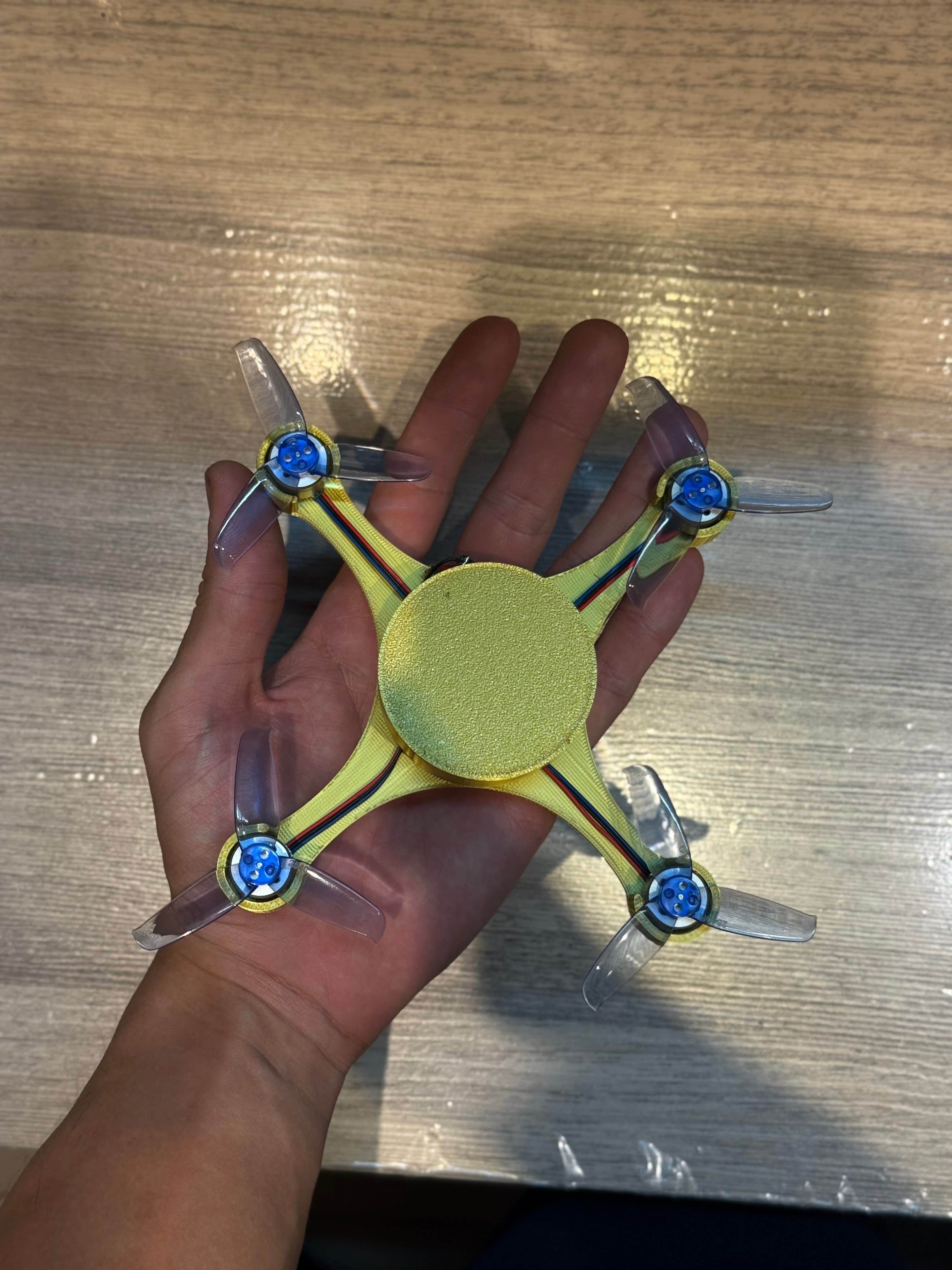 Drone ESP-FLY na palma da mão, mostrando a escala
