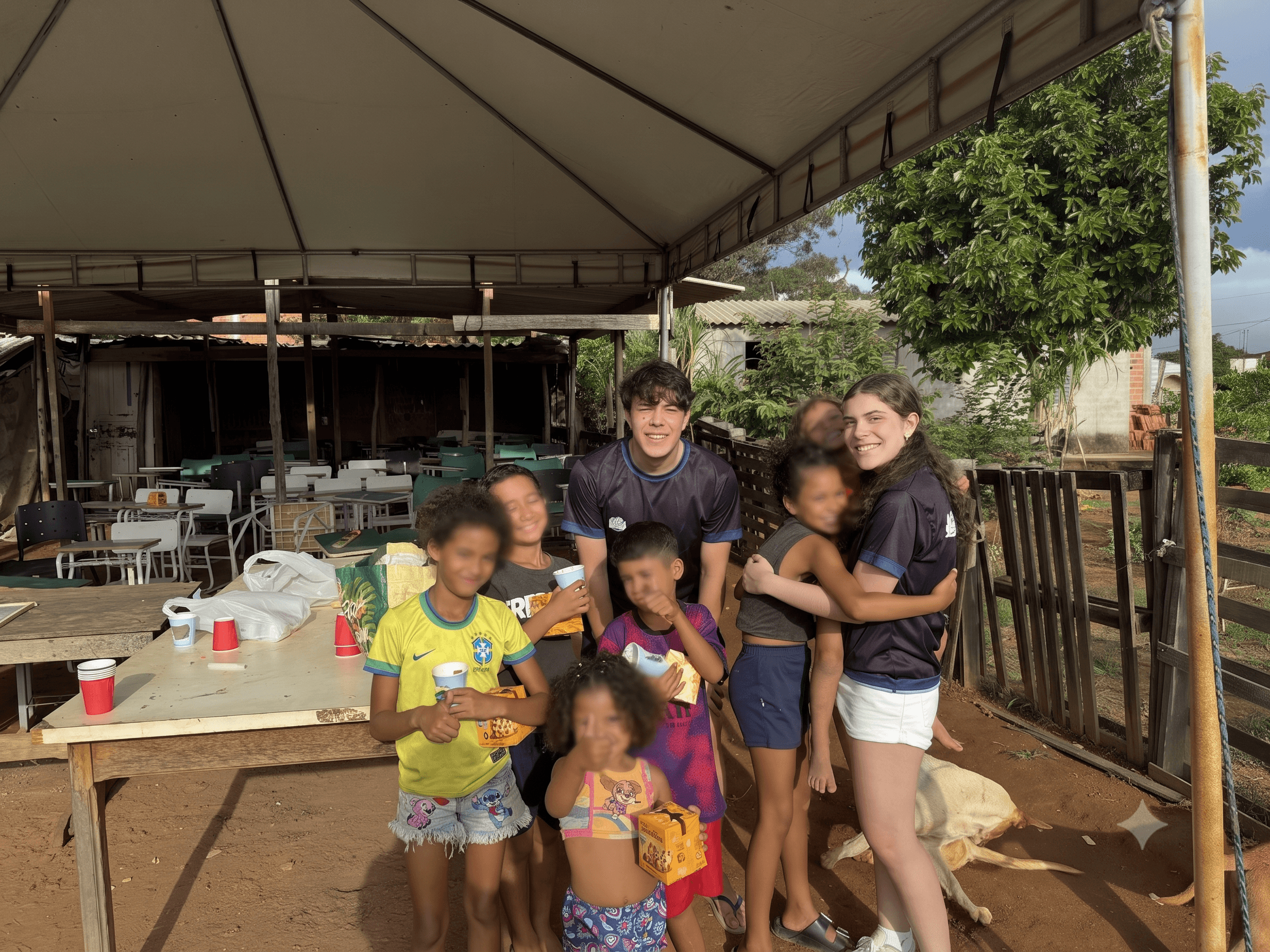Eu e minha namorada com a turma de crianças do projeto